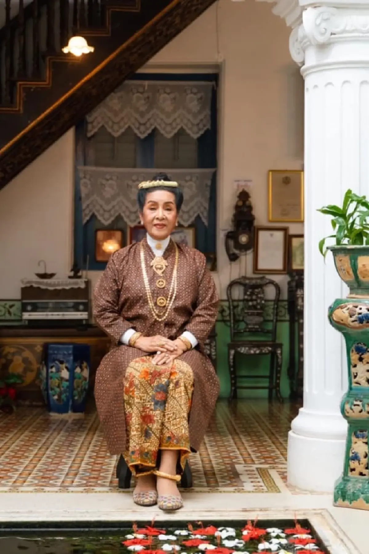 สวมชุด 'บาบ๋าย่าหยา' จิบกาแฟ แลอังมอเหลาที่ ‘บ้านชินประชา’ภูเก็ต