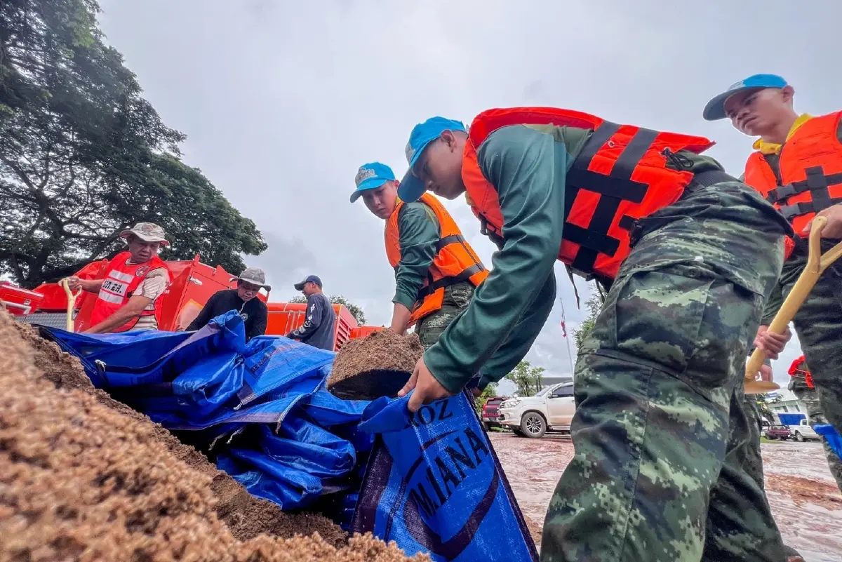 สถานการณ์น้ำท่วมเลย เร่งขนกระสอบทรายต้านแม่น้ำเลย ไหลทะลักท่วม