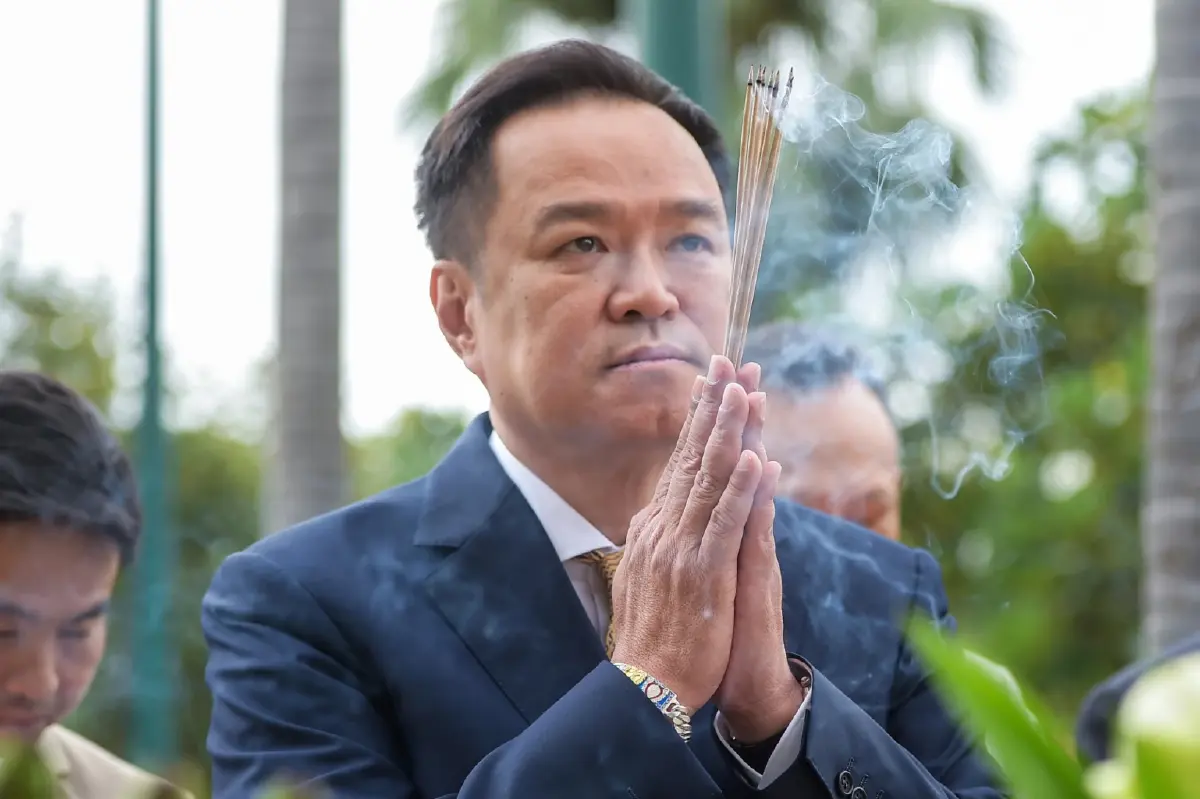 ‘อนุทิน’ ควง รมต. ไหว้สิ่งศักดิ์สิทธิ์ประจำทำเนียบฯ เพื่อความมงคล