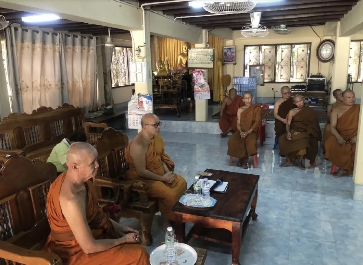 ฉาวอีก เจ้าอาวาสวัดมั่วสีกา ชาวบ้านฮือล้อมจับคากุฏิกลางดึก อ้างมาถวายเห็ด