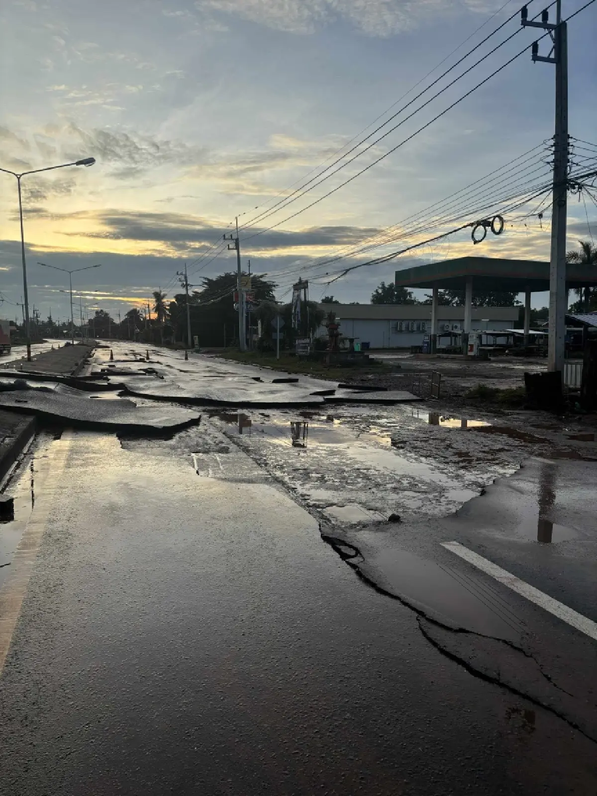 เดือนร้อนหนัก ถนนพิมาย-ชุมพวง พังยับหลังน้ำลด เดินทางลำบากมาก