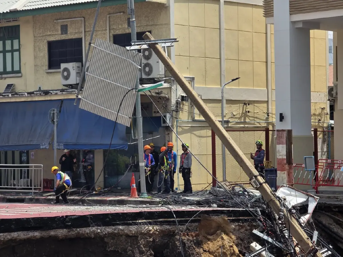 คืบหน้า ถนนสามเสนทรุดตัว เร่งถมปูน 4,000 ลบ.ม. คาดแล้วเสร็จ 8 ต.ค.