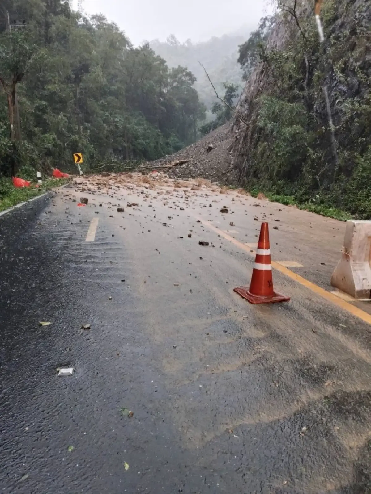 ฝนตกหนัก ดินถล่มปิดถนน หล่มสัก-ชุมแพ เร่งเคลียร์พื้นที่ ไปไม่ได้