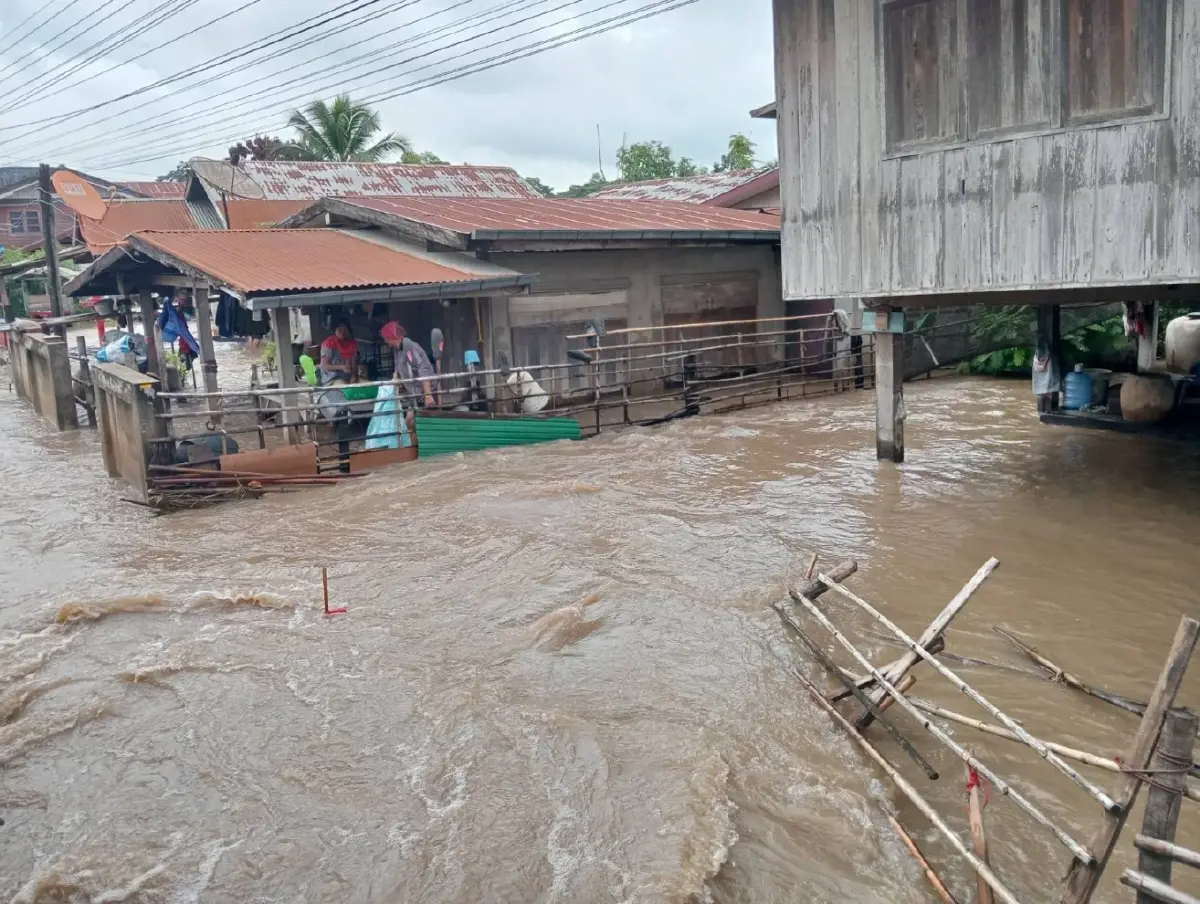 น้ำท่วมขอนแก่น ต.ห้วยม่วง อ่วม! ศบภ.มทบ.23 ส่งกำลังพลช่วยผู้ประสบอุทกภัย