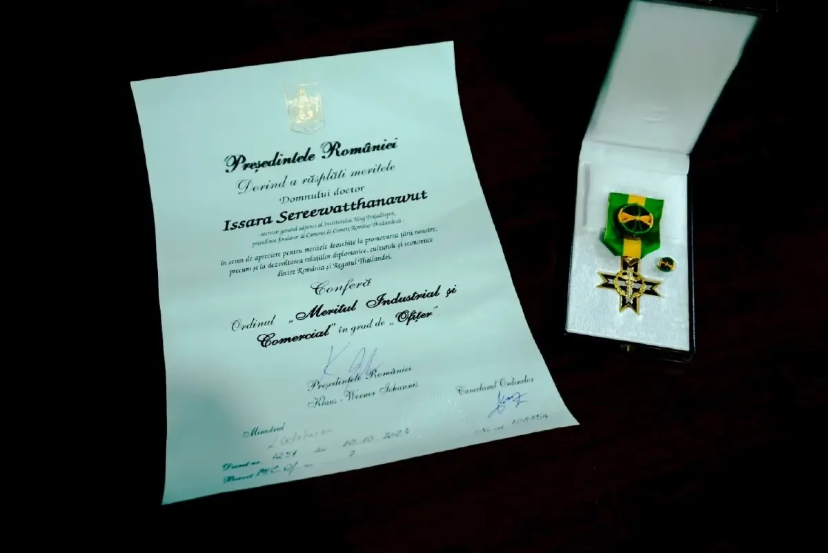 โปรดเกล้าฯ 'อิสระ' ประดับเครื่องอิสริยาภรณ์ ชั้นตรา Officer จากรัฐบาลโรมาเนีย