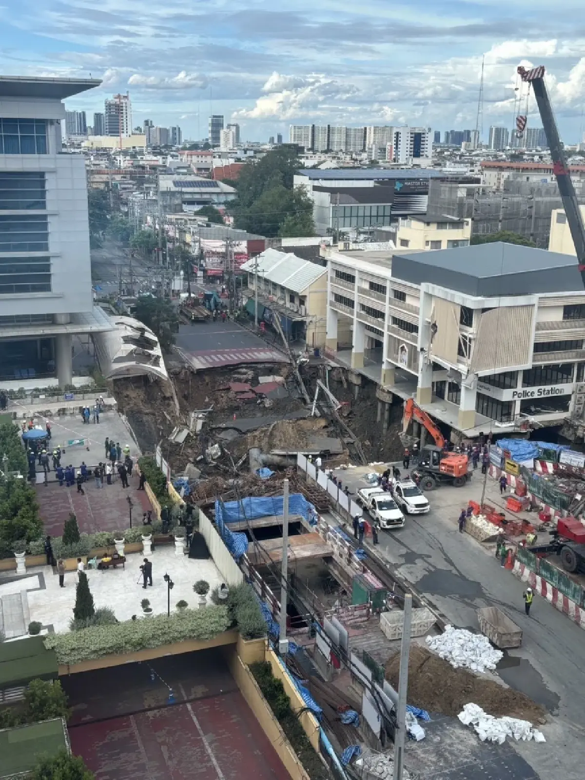 ถนนสามเสนทรุด! ผู้ว่าฯ กทม. เร่งอุดด้วยกระสอบทรายกว่า 50,000 ลูก
