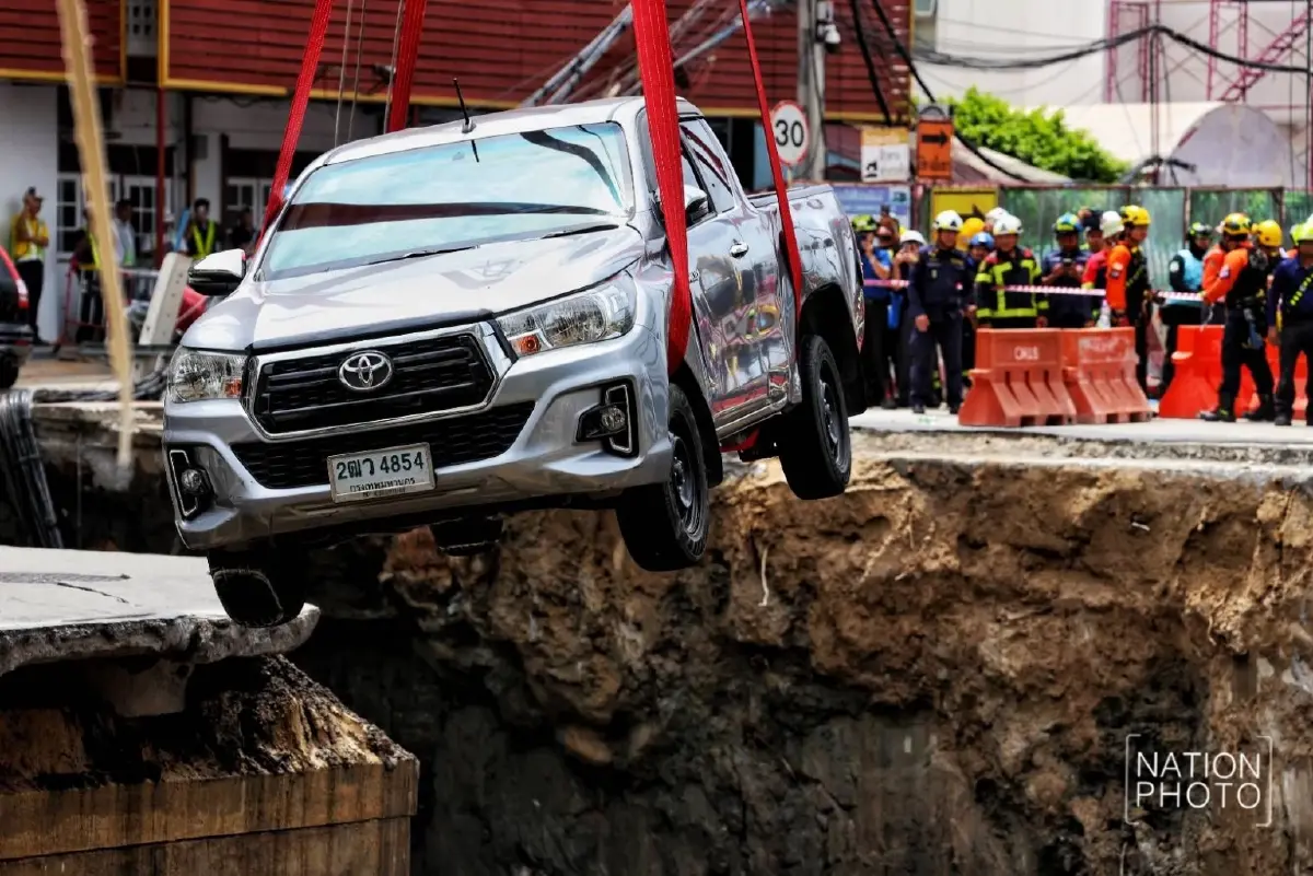 ด่วน! ถนนยุบเพิ่ม หน้า รพ.วชิรพยาบาล - แยกซังฮี้ ต้องอพยพกู้ภัยออก