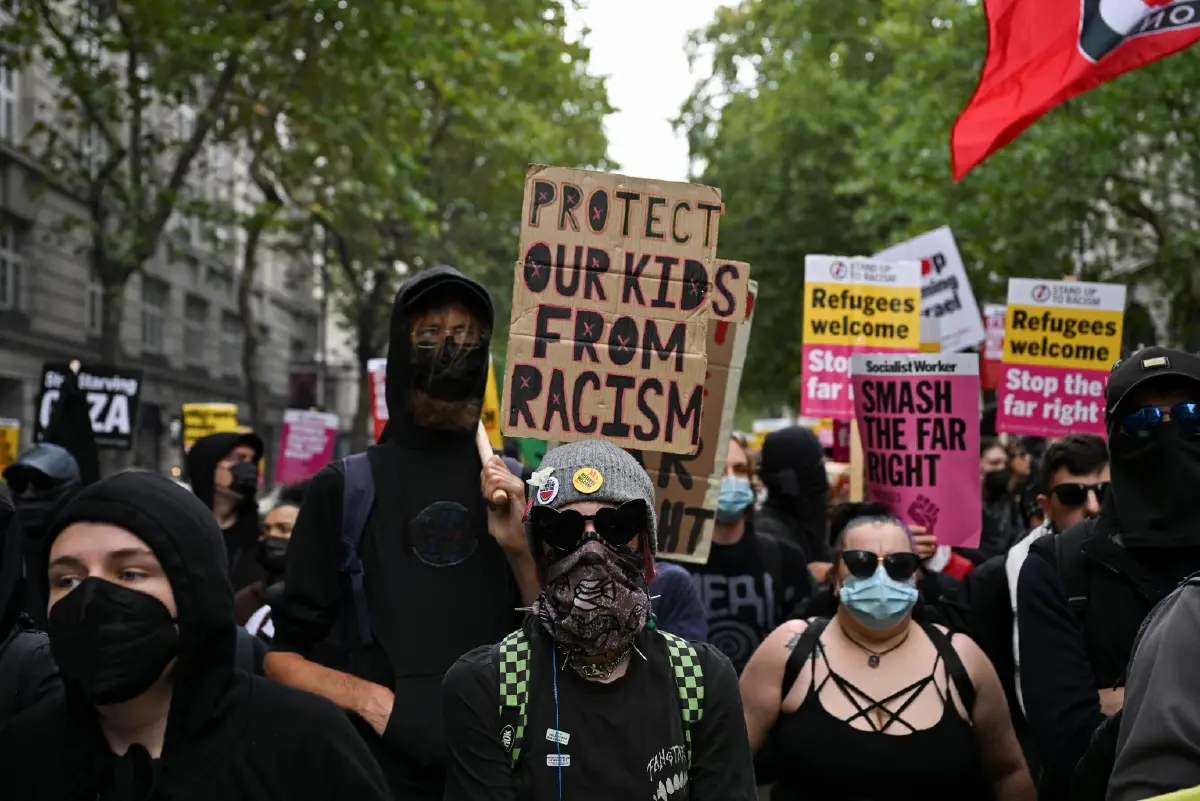 ม็อบฝ่ายขวาอังกฤษ 'ประท้วงนับแสน' ต่อต้านผู้อพยพ เรียกร้องเสรีภาพการพูด