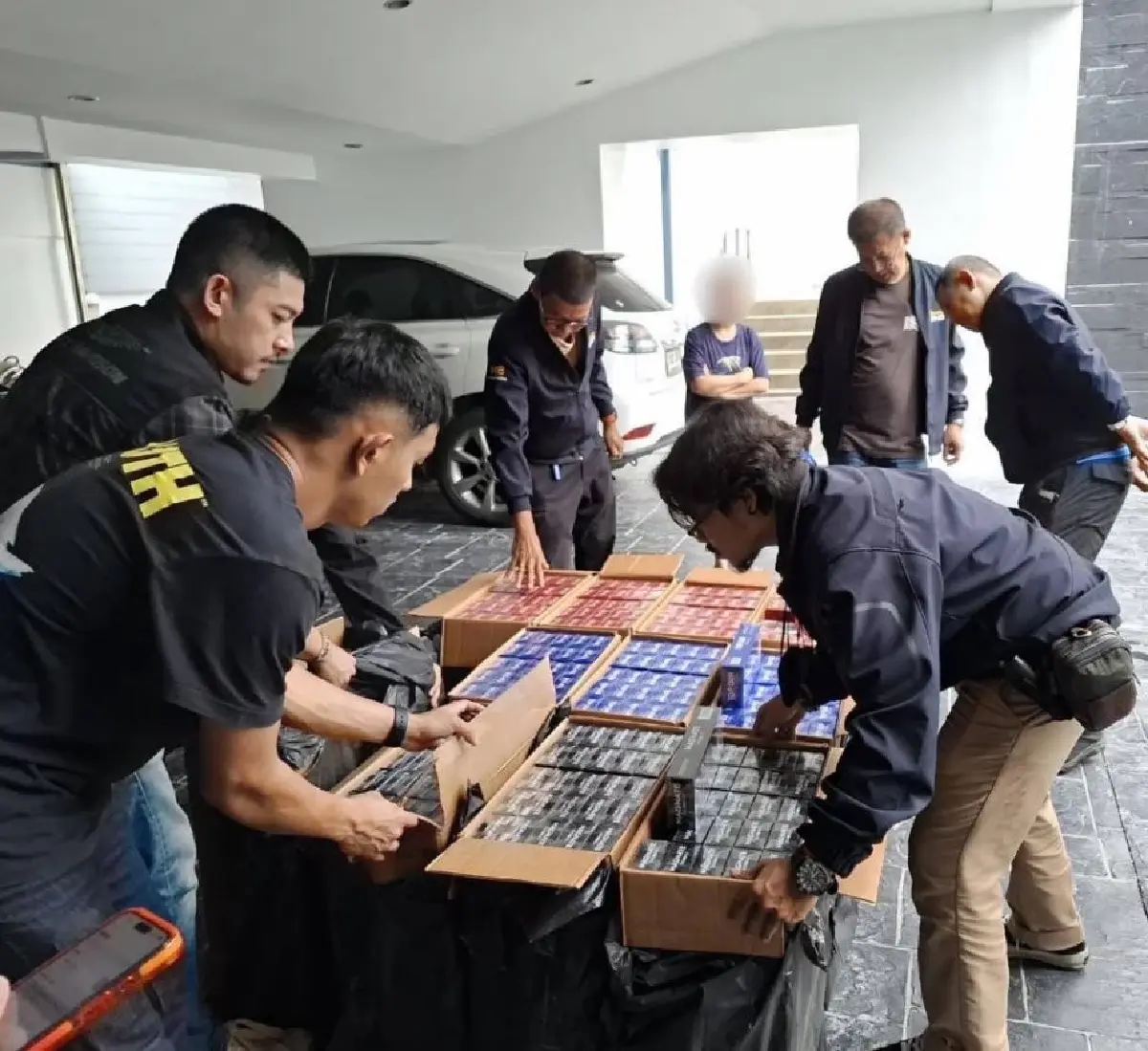 ไวน์ เหล้านอก บุหรี่ หนีภาษีโดนบุก 12 จุด ยึดของกลาง 8,000 รายการ