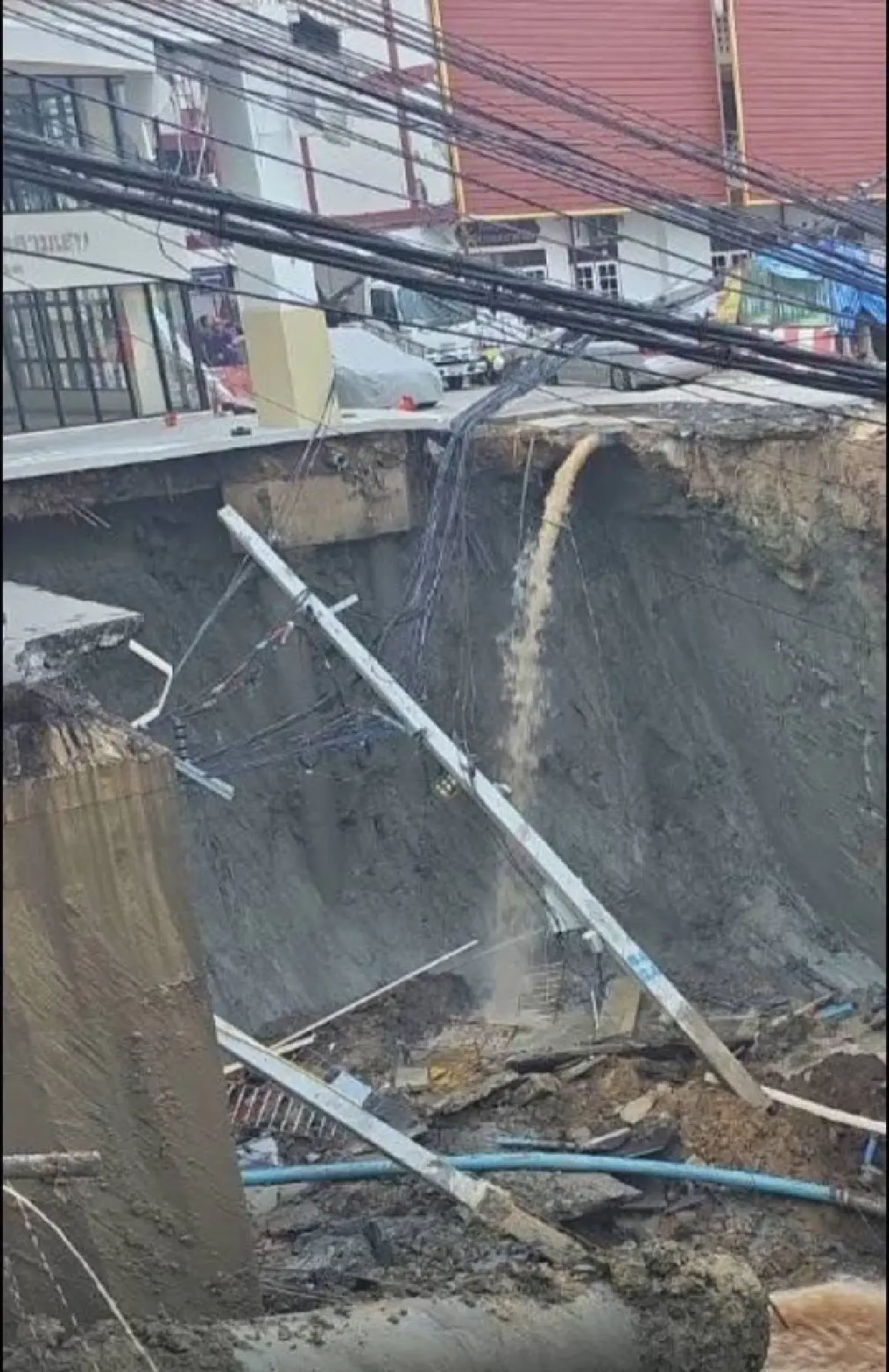 อัปเดตถนนทรุด หน้าวชิรพยาบาล ผู้ว่าฯกรุงเทพรุดตรวจสอบด่วน