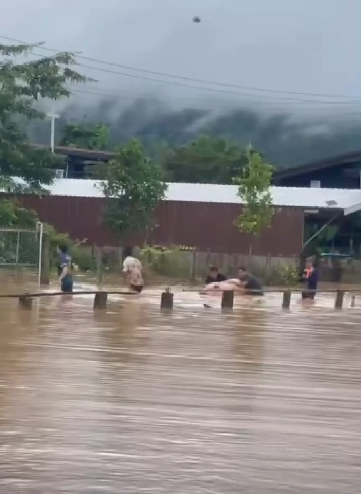 บัวลอย ถล่มเหนือ น้ำท่วมแม่ฮ่องสอน น้ำป่าซัดแม่สะเรียง สะพานขาด