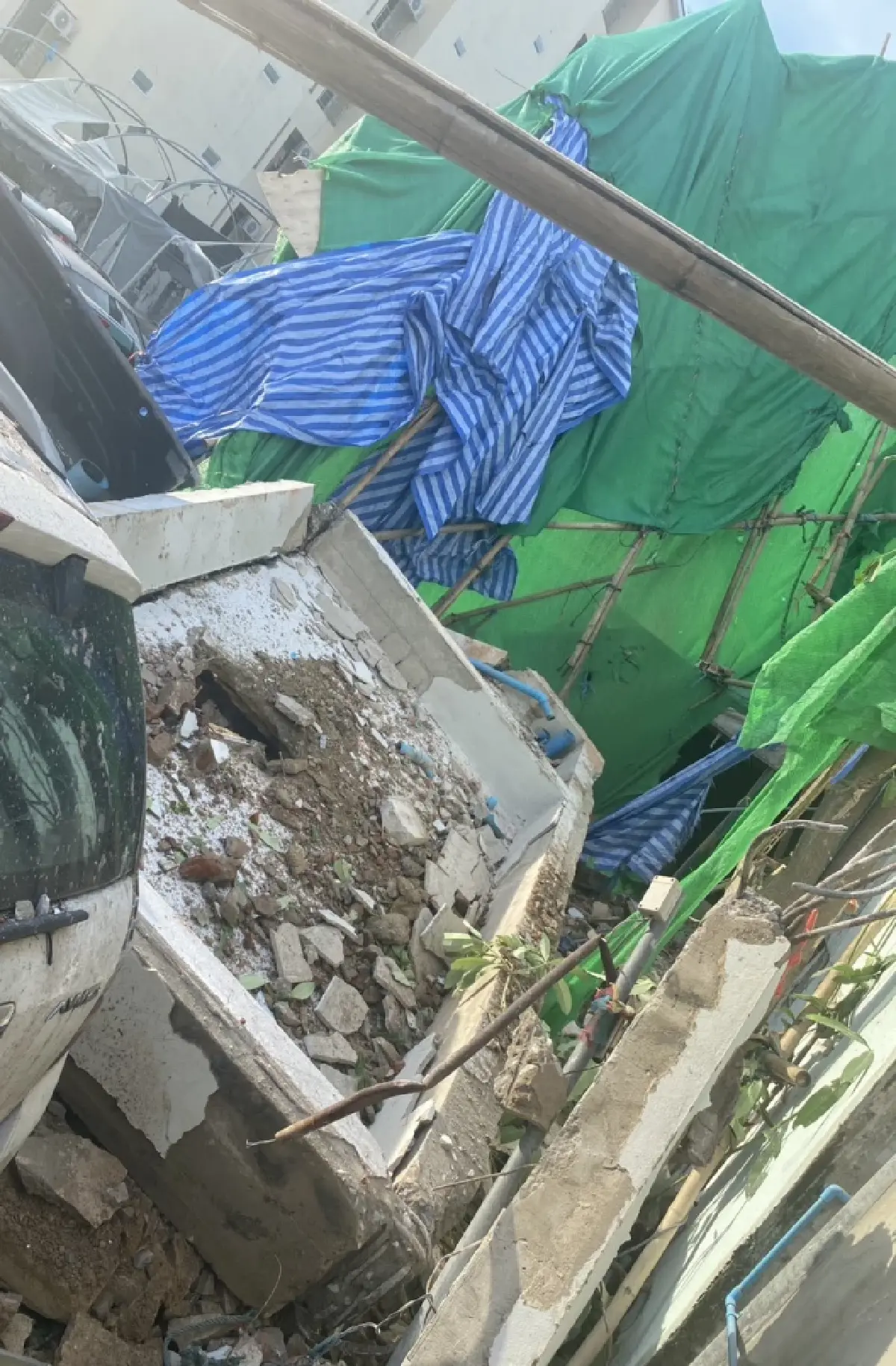 อาคาร 2 ชั้น ย่านรามคำแหง ทรุดตัว ขณะรื้อถอน เจ้าหน้าที่เร่งตรวจสอบ