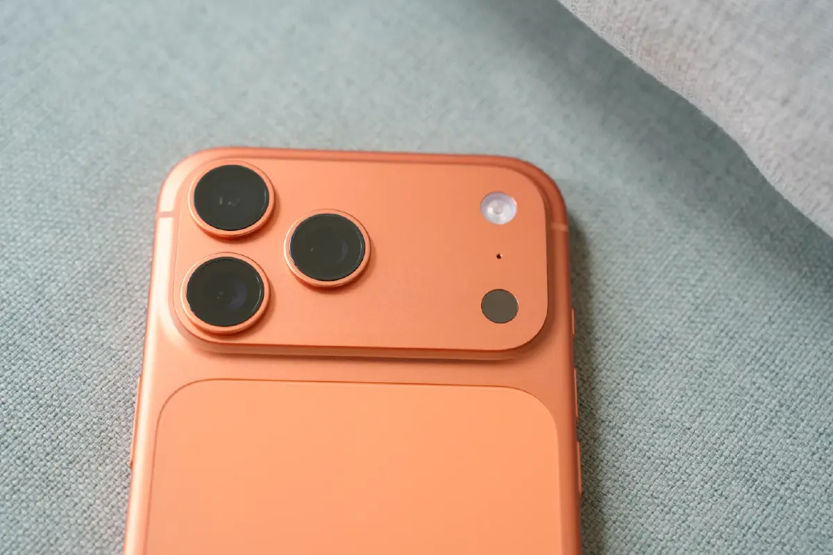 ไขปริศนาฝาหลัง! ทำไม 'iPhone 17 Pro' ถึงมีแผ่นสี่เหลี่ยมที่แปลกตา