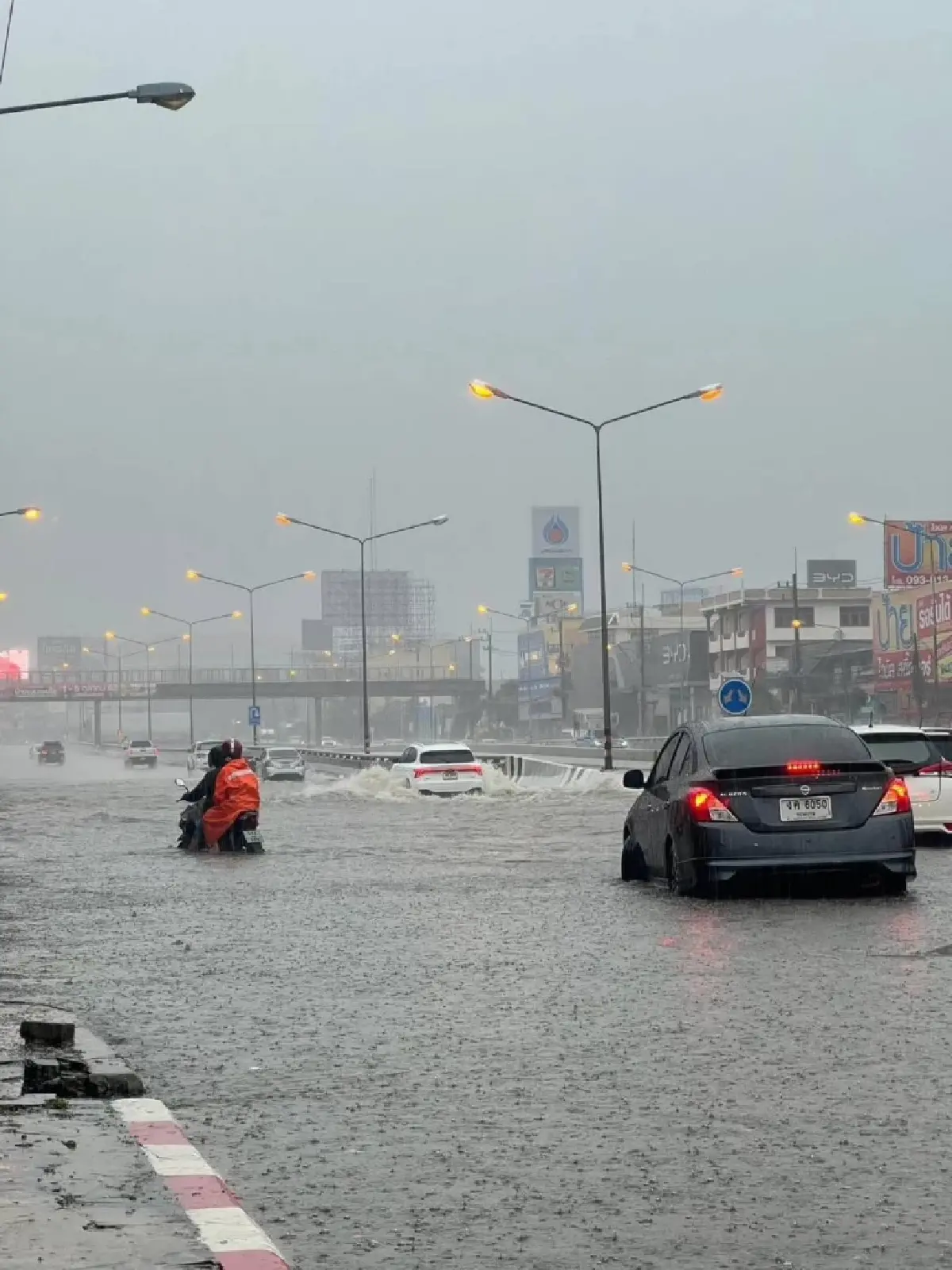 ฝนตกหนัก น้ำท่วมขอนแก่น ศบภ.มทบ.23 จัดกำลังพล พัน.มทบ.23 ช่วยปชช.