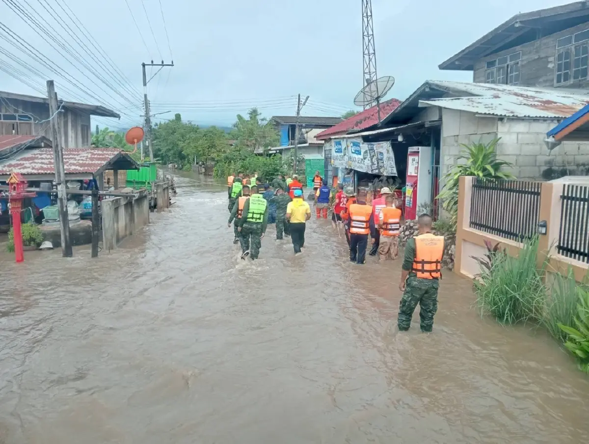 น้ำท่วมขอนแก่น ต.ห้วยม่วง อ่วม! ศบภ.มทบ.23 ส่งกำลังพลช่วยผู้ประสบอุทกภัย