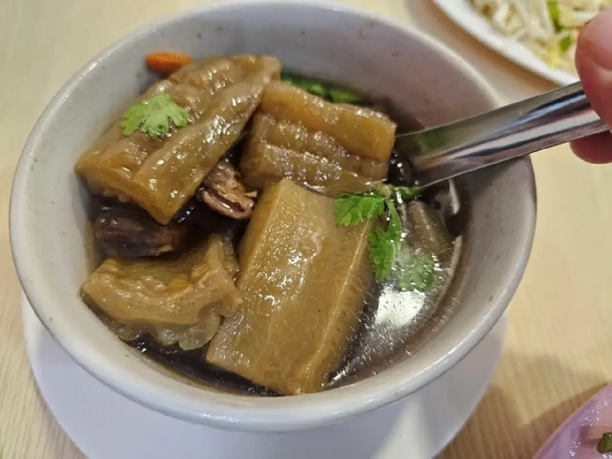 ข้าวต้มเตาถ่าน (ซัวเถา) ‘กับข้าว 60 บาท’ สะอาด อร่อยคุ้มค่า