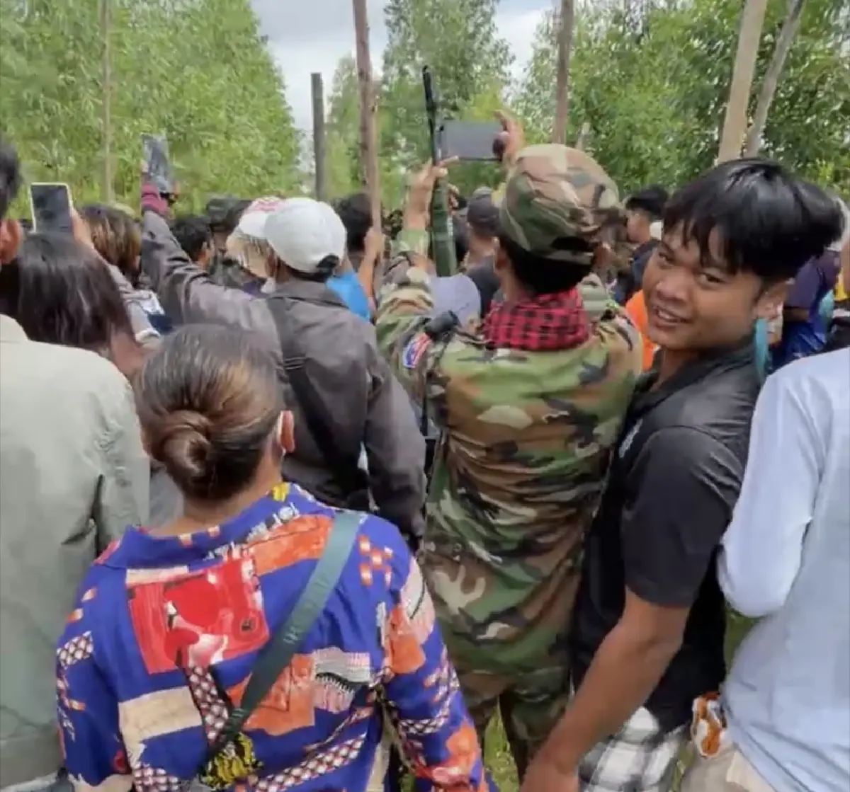 บ้านหนองจานเดือด กัมพูชาลุกฮือถือท่อนไม้ ประจัญหน้า ชุดควบคุมฝูงชนไทย