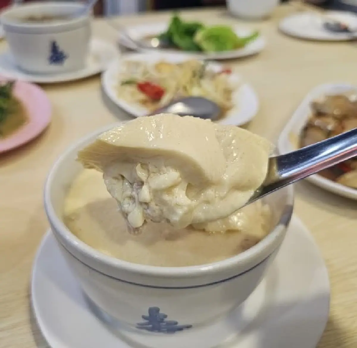 ข้าวต้มเตาถ่าน (ซัวเถา) ‘กับข้าว 60 บาท’ สะอาด อร่อยคุ้มค่า