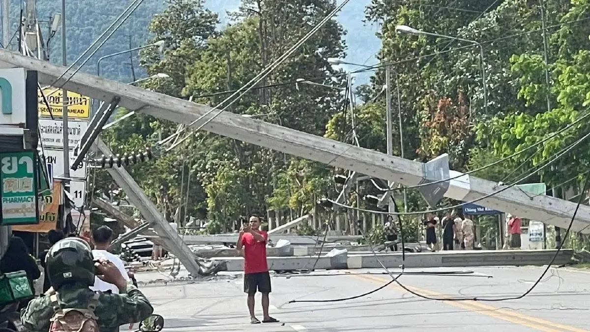กระทบหนัก ไฟดับเชียงใหม่ เกิดอุบัติเหตุ รถชนเสาไฟฟ้า หน้าตลาดหนองฮ่อ