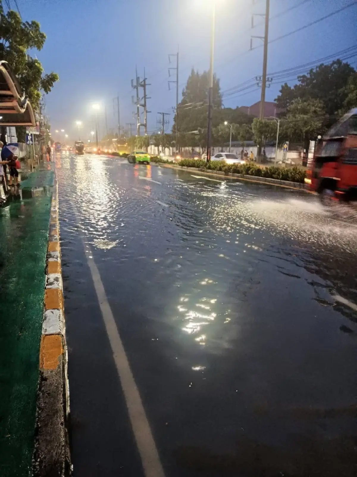 โรงเรียนหยุด 13 แห่ง พื้นที่สมุทรปราการ น้ำท่วมหนัก-น้ำทะเลหนุน