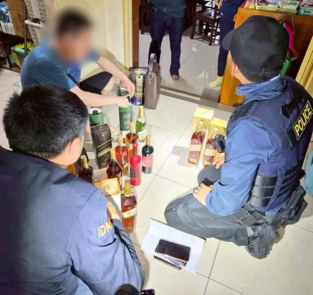 ไวน์ เหล้านอก บุหรี่ หนีภาษีโดนบุก 12 จุด ยึดของกลาง 8,000 รายการ