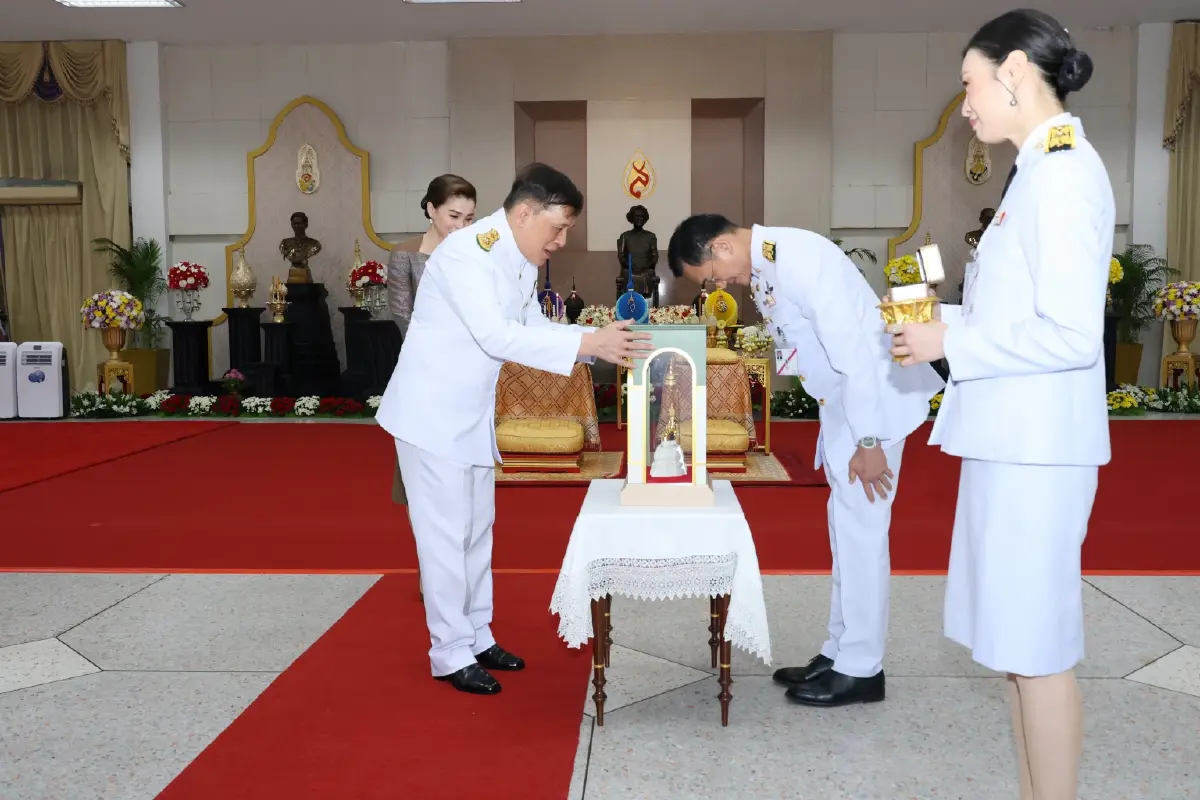 ในหลวง-พระราชินี ทรงวางพวงมาลา ถวายราชสักการะ เนื่องใน วันมหิดล