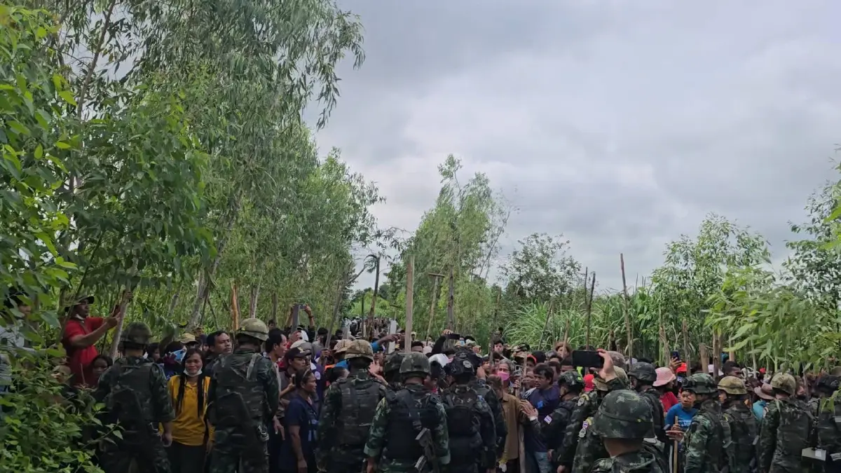 บ้านหนองจานเดือด กัมพูชาลุกฮือถือท่อนไม้ ประจัญหน้า ชุดควบคุมฝูงชนไทย