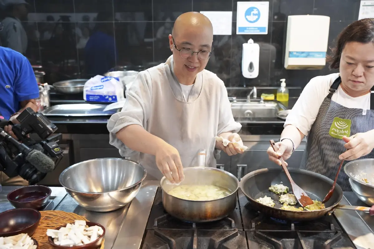 ศูนย์วัฒนธรรมเกาหลี จัดคลาส 'อาหารฉบับวัดพุทธเกาหลี’ กับภิกษุณีพระอาจารย์ดงฮวา