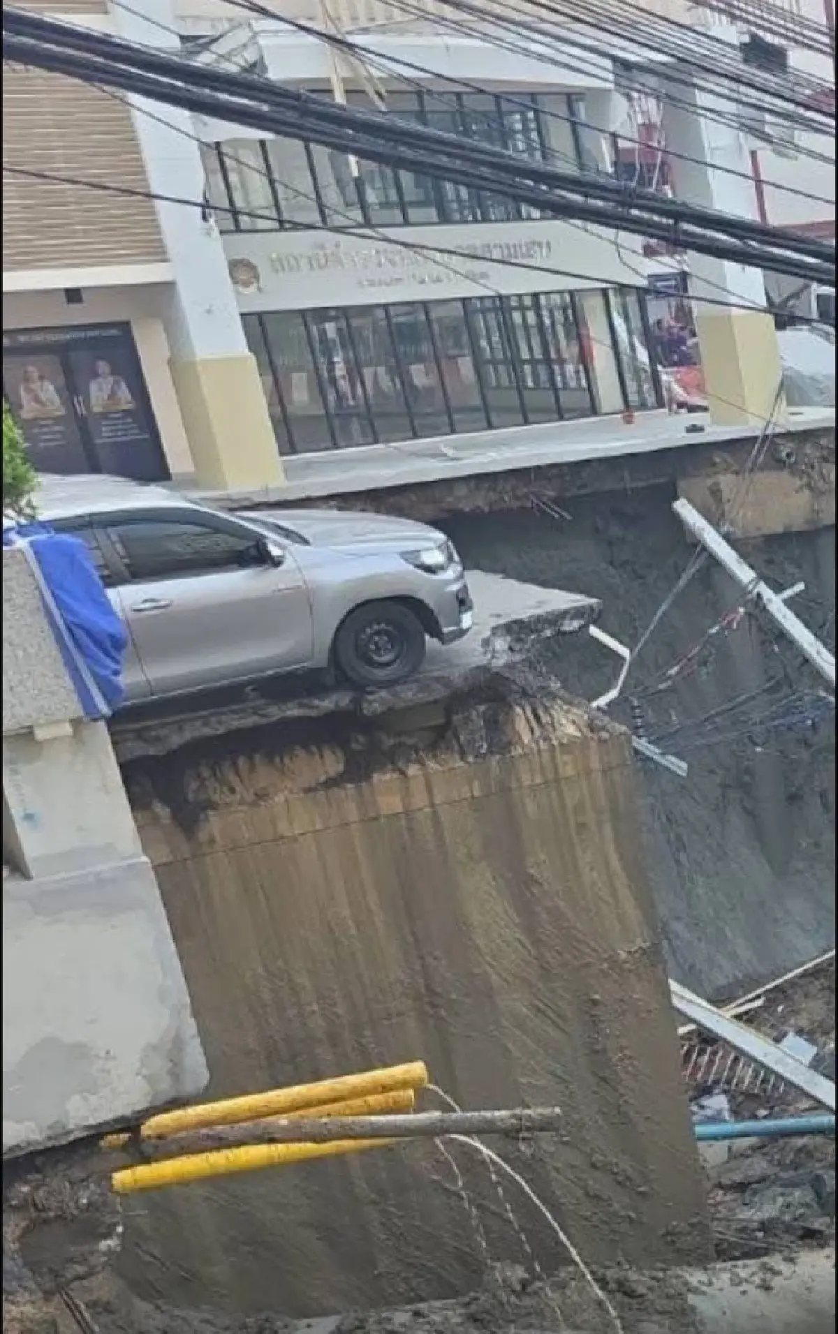 อัปเดตถนนทรุด หน้าวชิรพยาบาล ผู้ว่าฯกรุงเทพรุดตรวจสอบด่วน