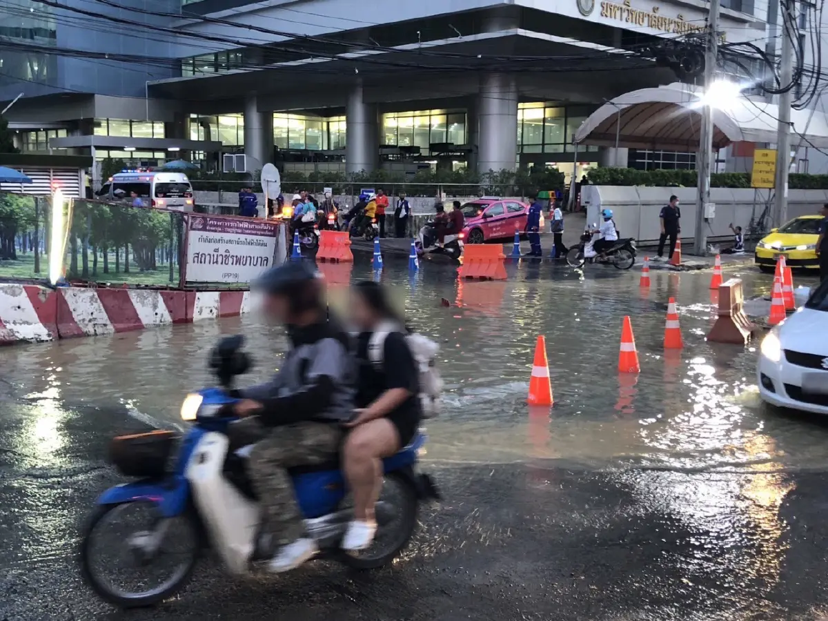 เลี่ยงถนนสามเสน ถนนทรุด ท่อน้ำแตก มีน้ำท่วม ปิดถนน รพ.วชิรพยาบาล