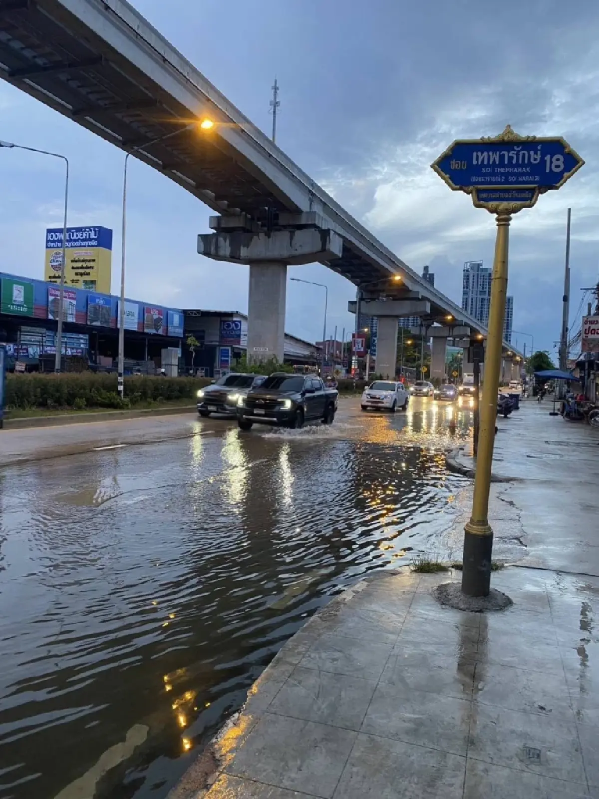 ถนนศรีนครินทร์ ฝนถล่มหนัก น้ำท่วมขังถึงใต้ MRT ศรีด่าน รถติดแล้ว
