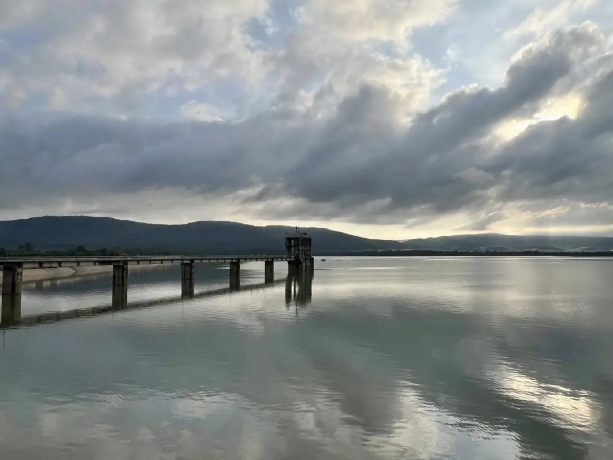 'พายุบัวลอย' พ่นพิษ เขื่อนแควน้อยฯ ทะลุ 90% ผอ. ยันไม่กระทบท้ายน้ำ