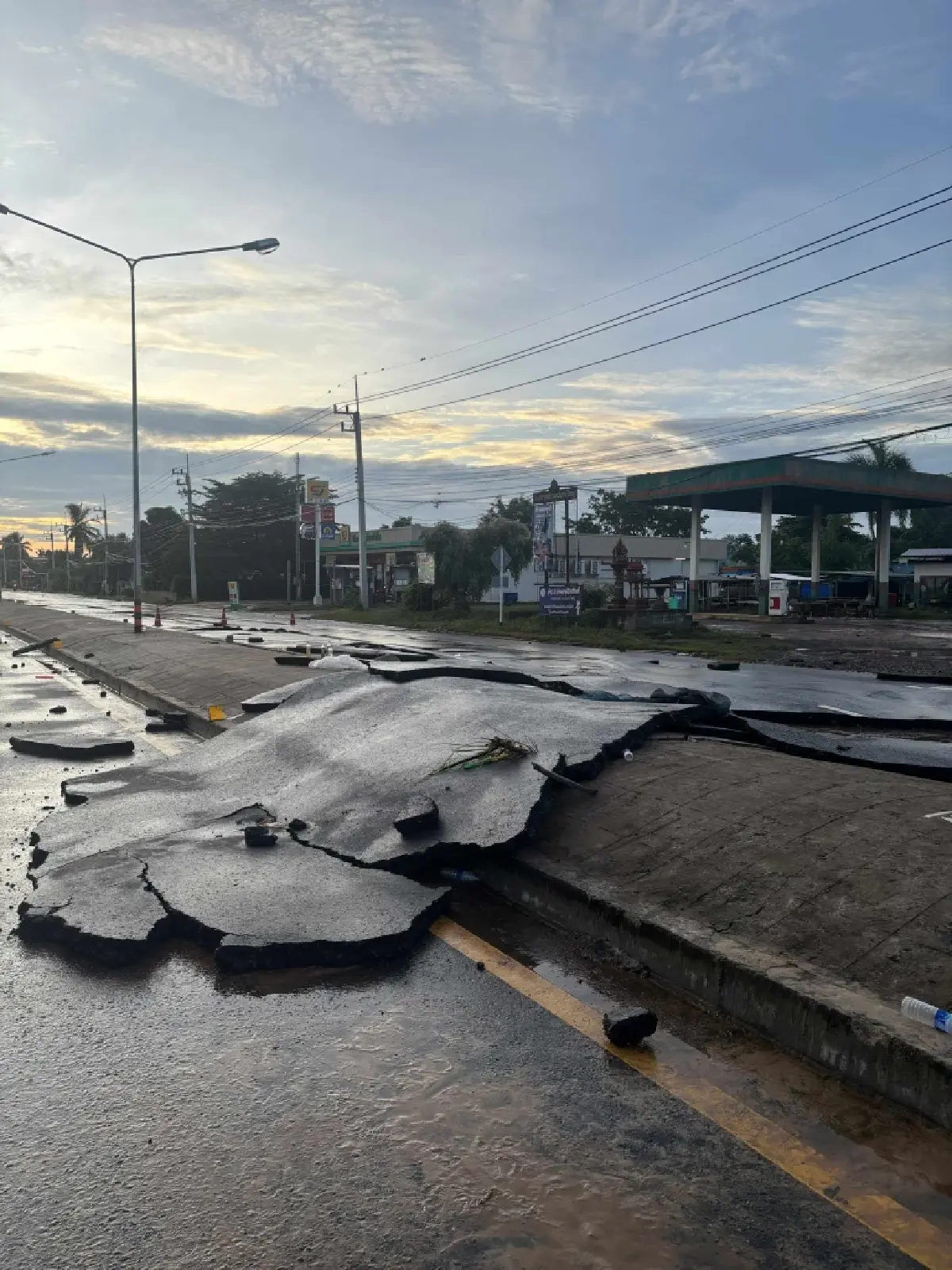 เดือนร้อนหนัก ถนนพิมาย-ชุมพวง พังยับหลังน้ำลด เดินทางลำบากมาก