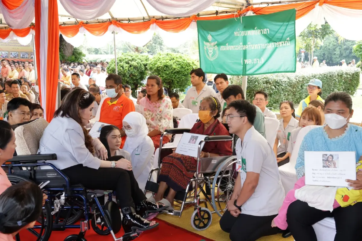 เจ้าฟ้าจุฬาภรณวลัยลักษณ์ ทรงเยี่ยมหน่วยแพทย์ พอ.สว. พระราชทานถุงยังชีพแก่ผู้ประสบภัย