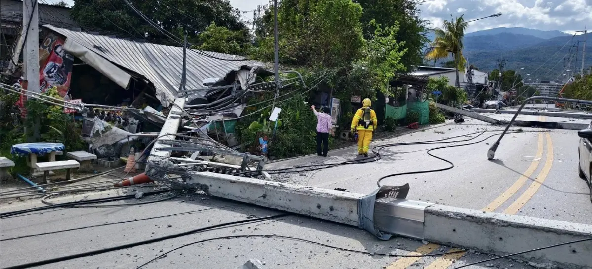 กระทบหนัก ไฟดับเชียงใหม่ เกิดอุบัติเหตุ รถชนเสาไฟฟ้า หน้าตลาดหนองฮ่อ