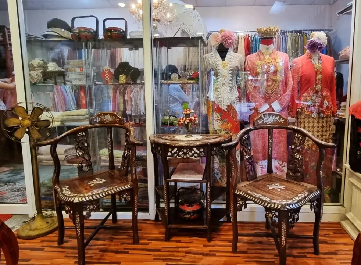 สวมชุด 'บาบ๋าย่าหยา' จิบกาแฟ แลอังมอเหลาที่ ‘บ้านชินประชา’ภูเก็ต