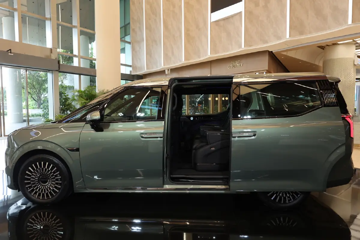 ZEEKR 009 เพิ่มทางเลือก รุ่น Standard ขับ 2 ถูกลง 700,000 บาท 