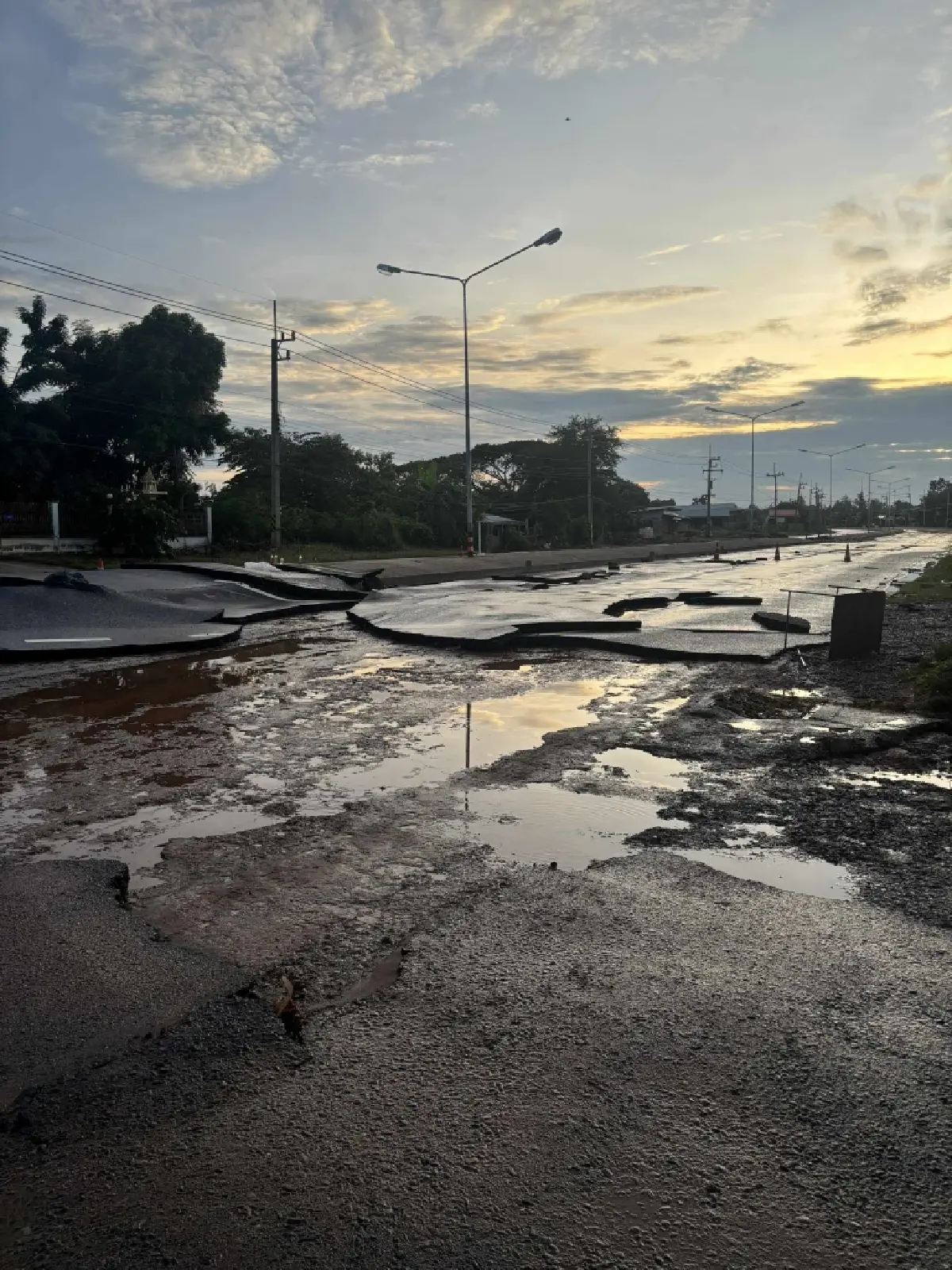 เดือนร้อนหนัก ถนนพิมาย-ชุมพวง พังยับหลังน้ำลด เดินทางลำบากมาก