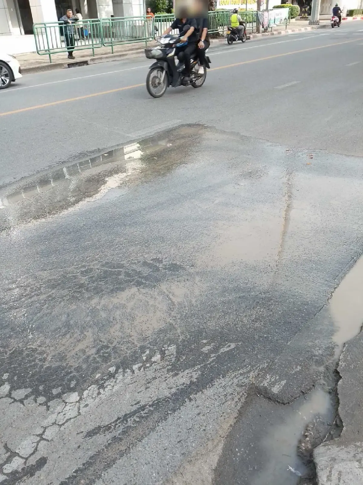 ด่วน ปิดถนน 1 เลน ถนนสามเสน แยกเกียกกาย ไปแยกบางกระบือ มีน้ำรั่วซึม