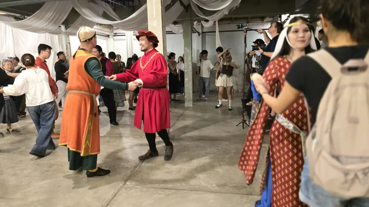 มา ‘เต้นรำ’ กันเถอะ เรียนรู้วิธีการเต้นรำแบบคน ‘ยุคกลาง’