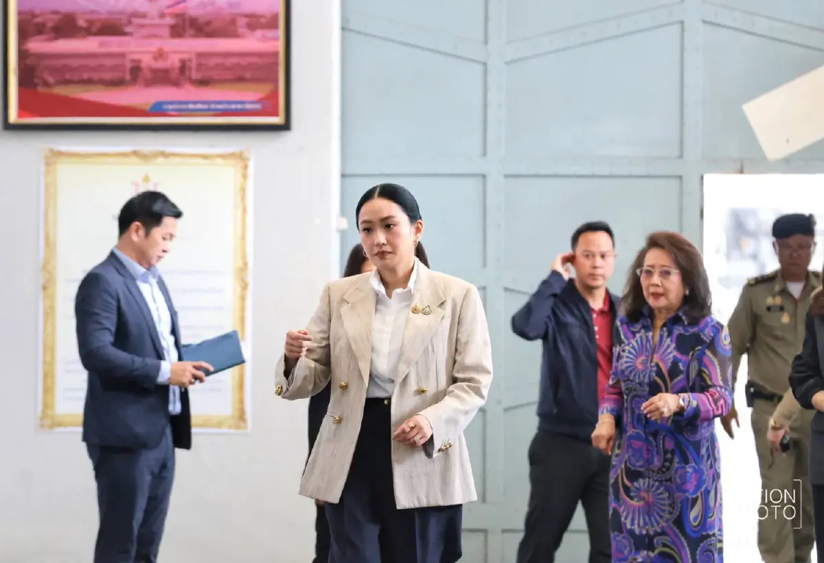 'คุณหญิงอ้อ-อิ๊งค์-เอม' เยี่ยม 'ทักษิณ' ถูกตัดผม-ทำใจได้แล้ว