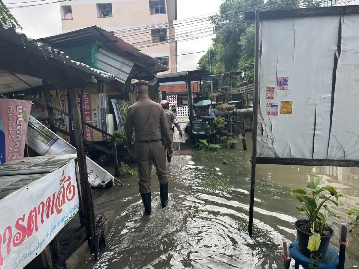เช็กน้ำท่วมขัง สมุทรปราการ ระดับน้ำเต็มคลอง เสี่ยงเอ่อล้น