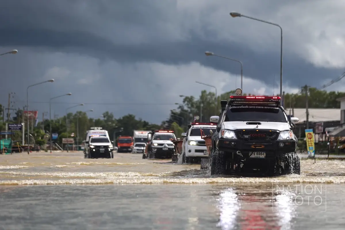 พายุบัวลอย พ่นพิษ ฝนตกหนัก น้ำทะลักท่วมถนน "สังขะ-บัวเชด" จ.สุรินทร์