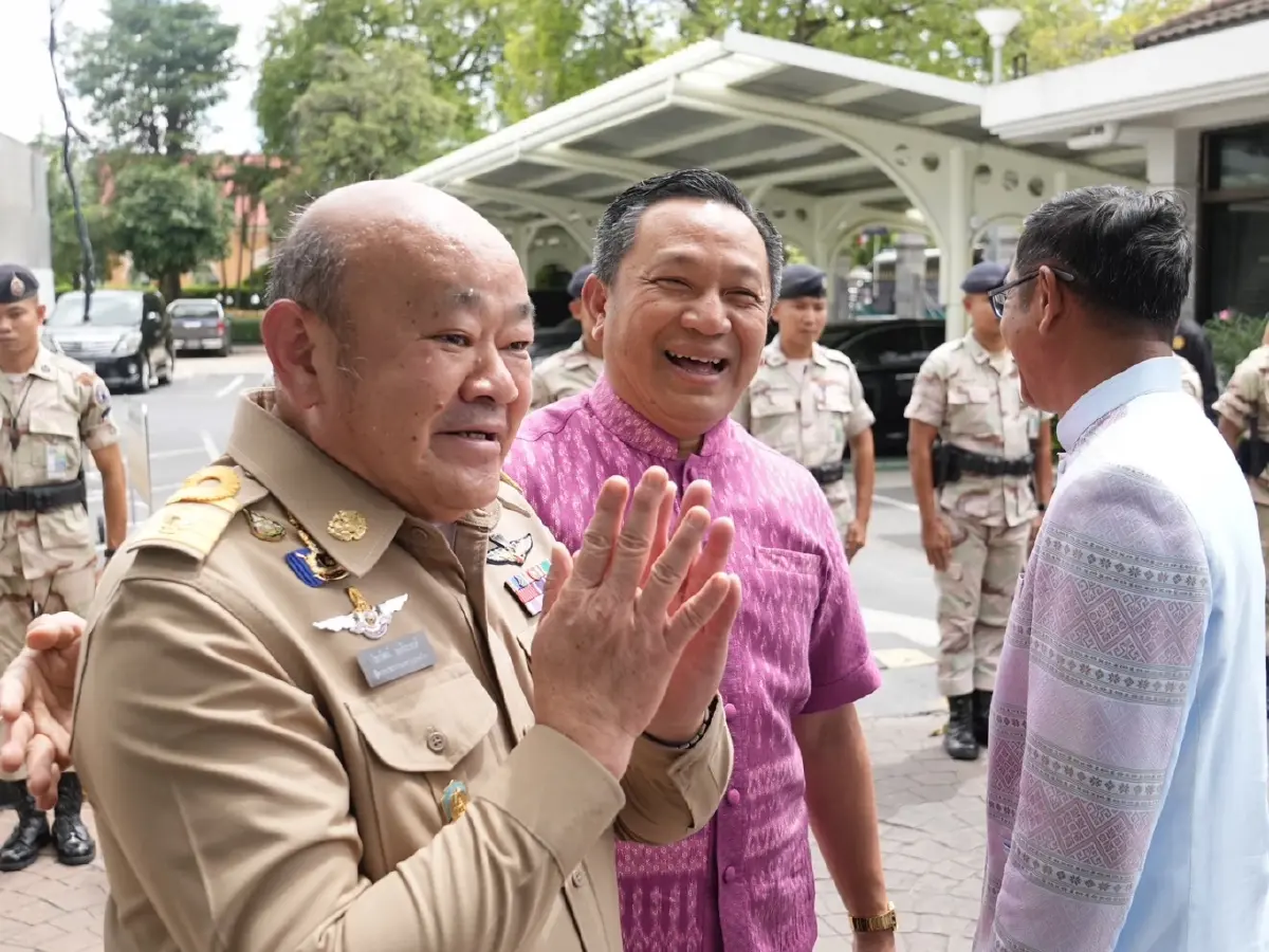 'ไชยวัฒน์-นิรัตน์' อธิบดีกรมการปกครอง เก่า-ใหม่ สวมกอด ย้ำครอบครัวเดียวกัน