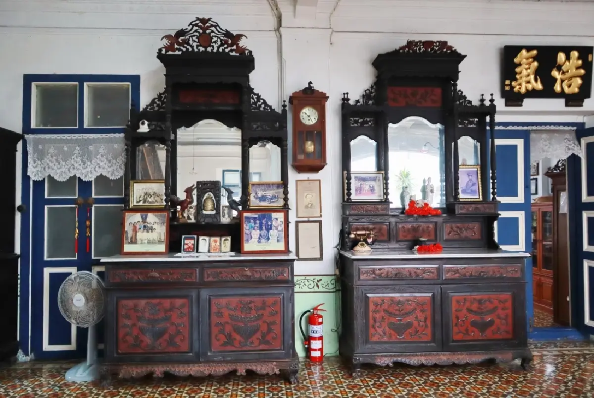 สวมชุด 'บาบ๋าย่าหยา' จิบกาแฟ แลอังมอเหลาที่ ‘บ้านชินประชา’ภูเก็ต