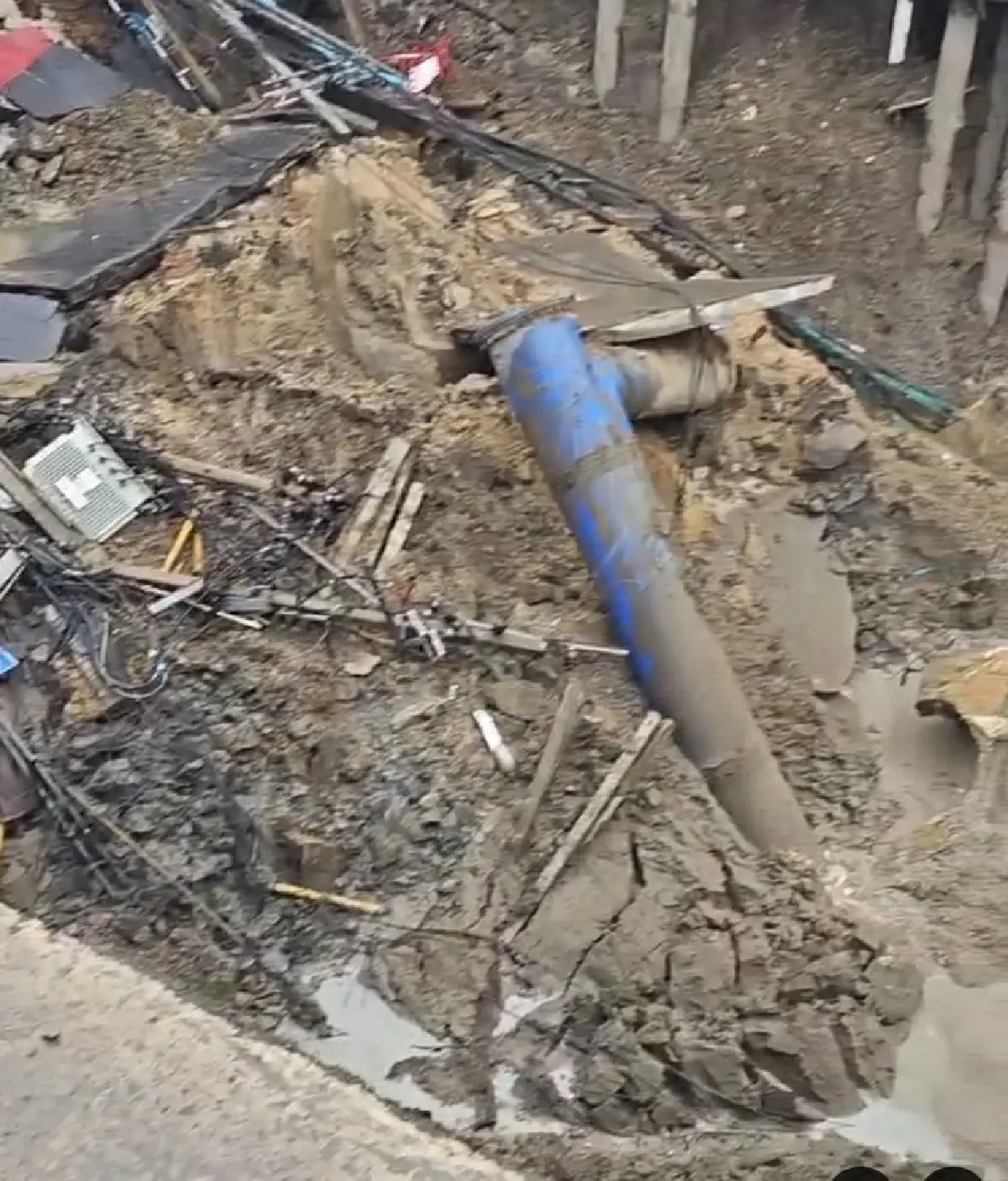 คืบหน้าถนนทรุด รพ.วชิรพยาบาล 'ชัชชาติ' ยันเทคอนกรีต 200 คิวสำเร็จ