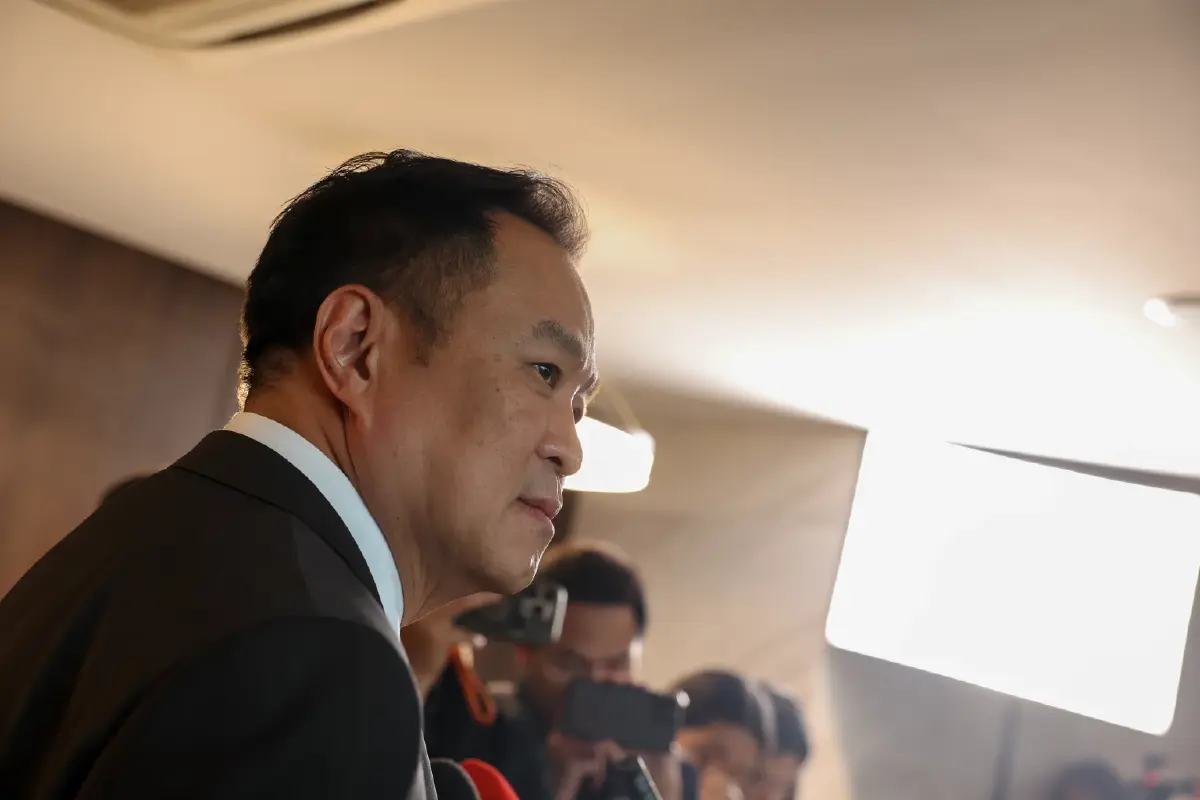 'ศุภจี' สวมสูทสีน้ำเงิน เข้าพรรคภท.แถลงเปิดตัวรมว.พาณิชย์