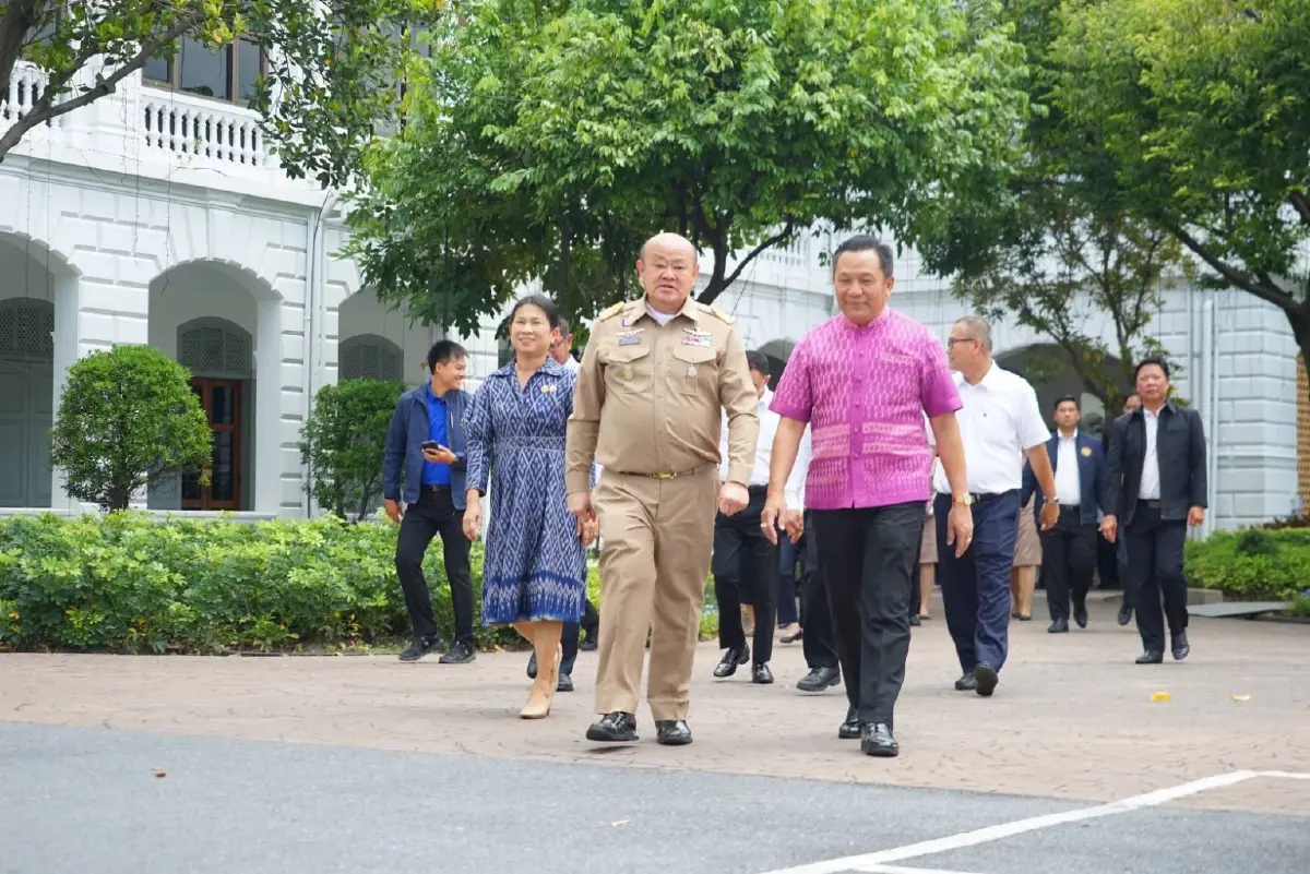 'ไชยวัฒน์-นิรัตน์' อธิบดีกรมการปกครอง เก่า-ใหม่ สวมกอด ย้ำครอบครัวเดียวกัน