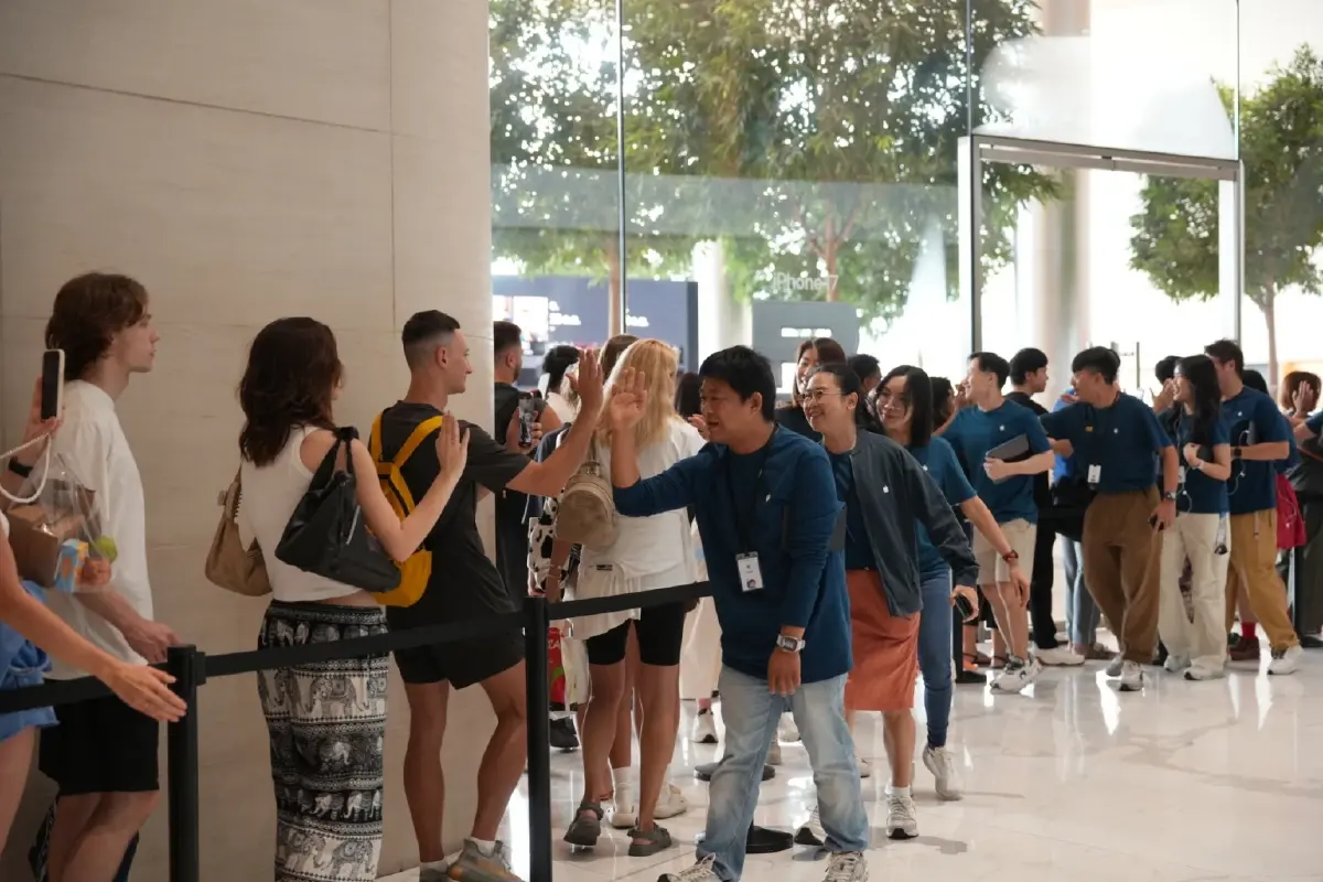 Apple Store ICONSIAM ลูกค้าแห่รับ iPhone 17 ล้นหลาม