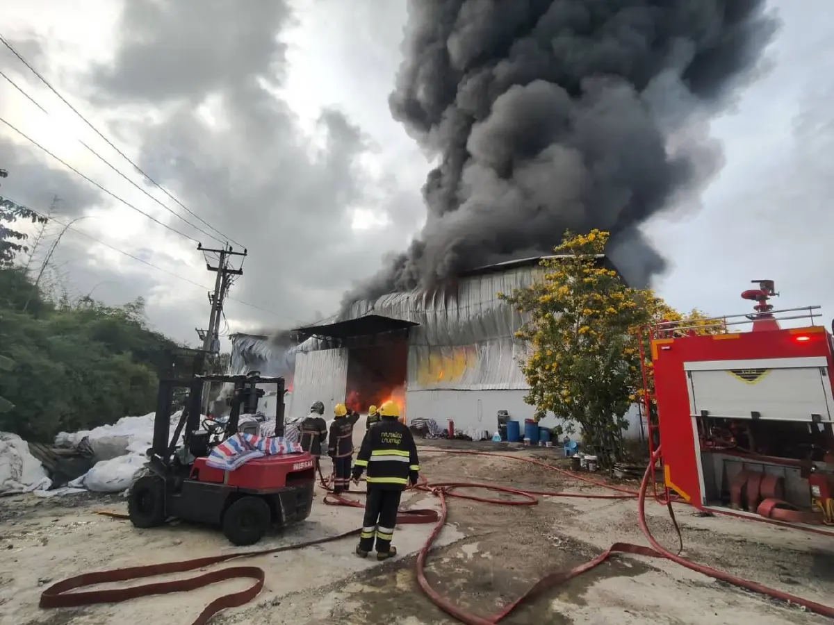 ด่วน มีเหตุ ไฟไหม้โกดังใหญ่ เขตมาบตาพุด ระยอง ควันดำทะลักท่วมฟ้า